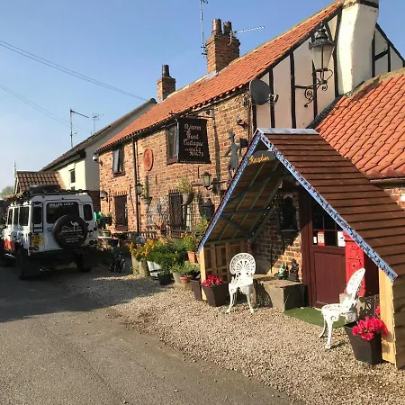 Yarm Sleeping 12 Next To Fox Covert Pub בית הארחה
